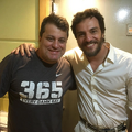 Diretor de dublagem (Manolo Rey) com a voz do Gargamel (Rodrigo Lombardi).