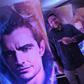 Dubladora da Jack Wilder (Felipe Drummond) apontando para o seu Personagem, na Pré-Estreia.