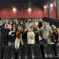 Elenco de dublagem na sala de cinema na Pré-Estreia parte 2.