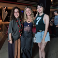 Diretora de dublagem, Telma da Costa, junto com a dubladora de Iris Campbell (jovem), Bruna Laynes, e de Julia Campbell, Nick Maia, na sessão de pré-estreia dos dubladores.