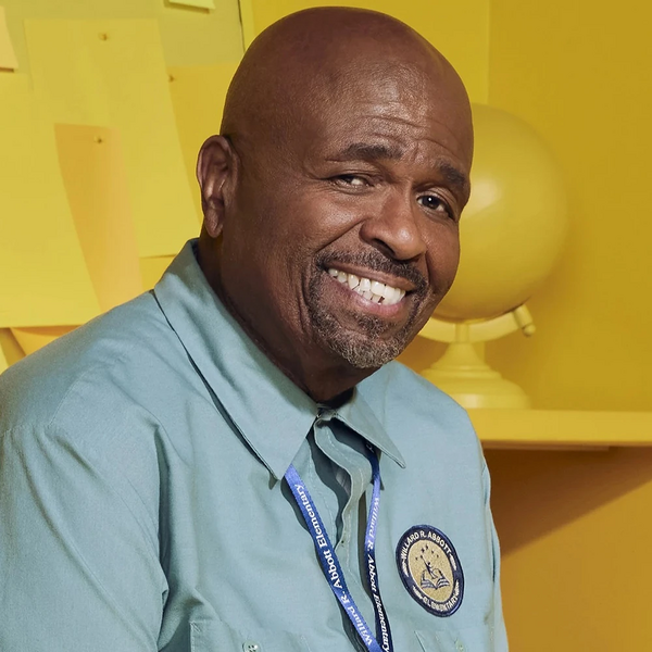 Arquivo:Sr Johnson (Abbott Elementary).jpg
