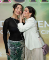 Myra Ruiz (Elphaba) e Fabi Bang (Glinda) na Pré-Estreia VIP recriando pôster clássico do musical