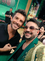 Raphael Rossatto (Fiyero) junto com Jonathan Bailey (Fiyero) na première[13]