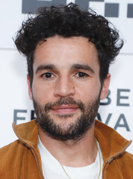 Arquivo:Christopher Abbott.png