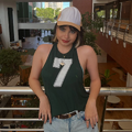 Dubladora de Julia Campbell, Nick Maia, fantasiada como sua personagem com boné na pré-estreia.