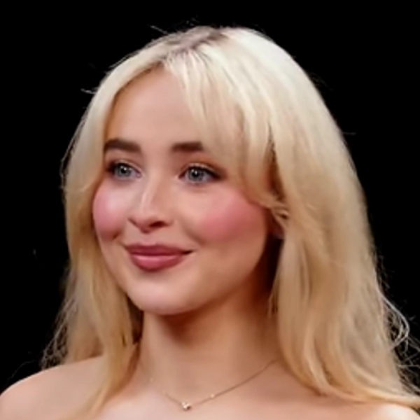 Arquivo:Sabrina Carpenter (Hot Ones).png