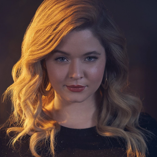 Arquivo:PLLTPAlisonDiLaurentis.webp
