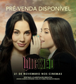 Material Promocional com Myra Ruiz (Elphaba) e Fabi Bang (Glinda) anunciando o início da pré-venda de ingressos do filme