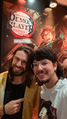 Dublador Zenitsu Agatsuma (Adrian Tatini) com o criador de conteúdo digital Gabriel Fanart na Pré-Estreia.