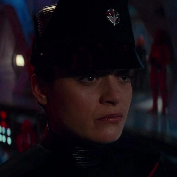 Arquivo:Capitã-da-frota-Sith-SWEIXTROS.png