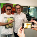 Tom Kenny, o dublador original do Bob Esponja conhecendo o dublador brasileiro Wendel Bezerra.