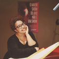 Dubladora da Mary Austin (Pamella Rodrigues) durante as gravações.