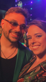 Raphael Rossatto (Fiyero) junto com a dubladora Éri Correia na première